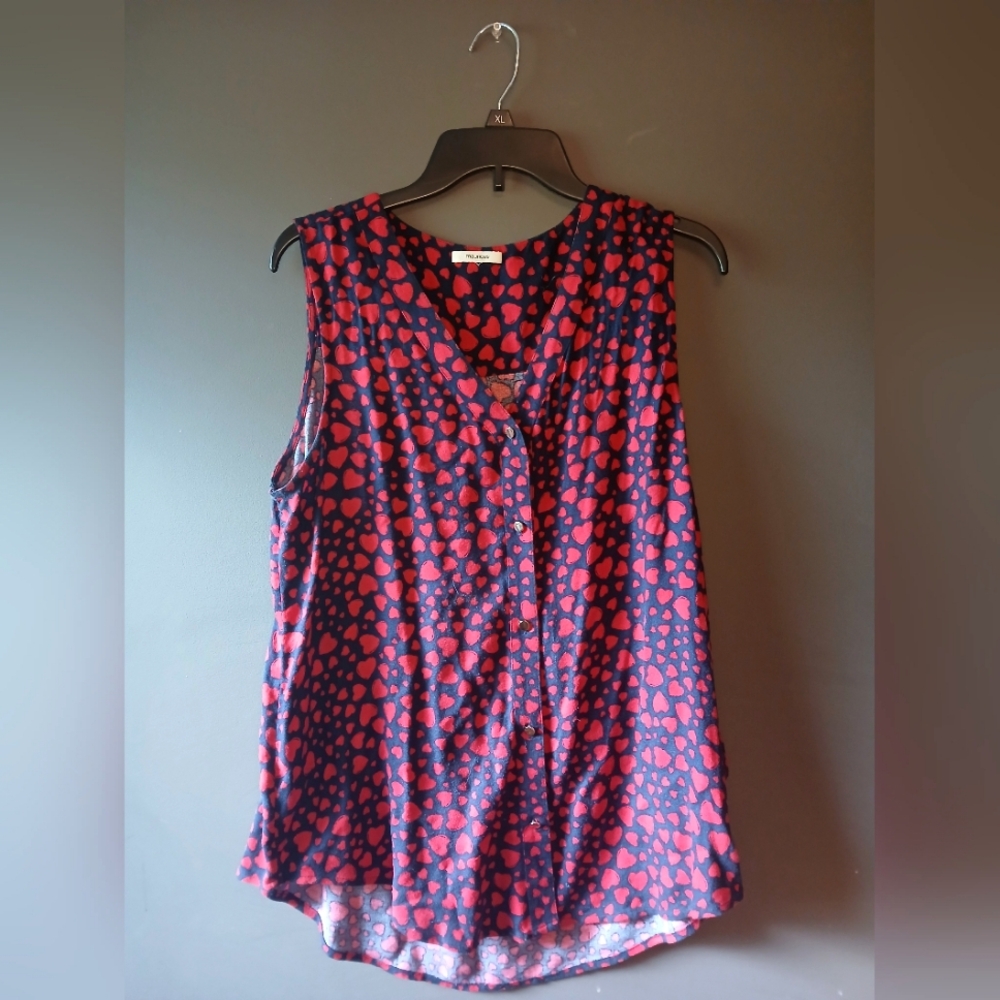 MAURICES WOMENS DARK BLUE AND RED HEART TOP SIZE UNKNOWN (L OR XL)